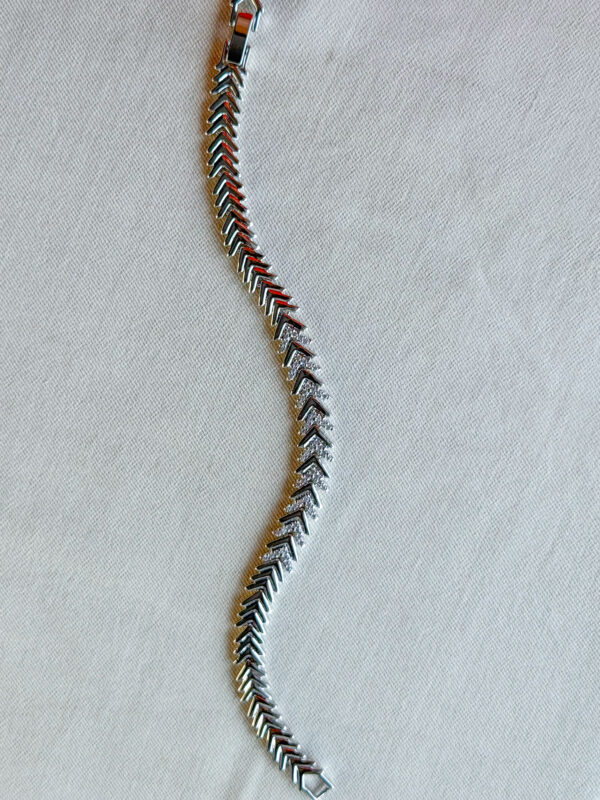 Beyaz Altın Kaplama Zirkon Taşlı V Model Çelik Bileklik